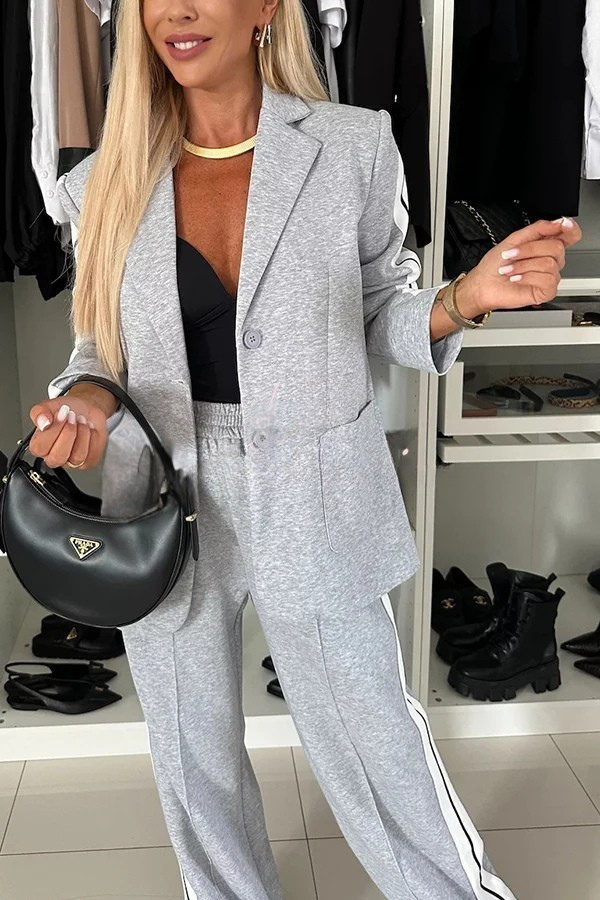 Gewagtes Set mit sportlichem Blazer und weiten Hosen mit Taschen