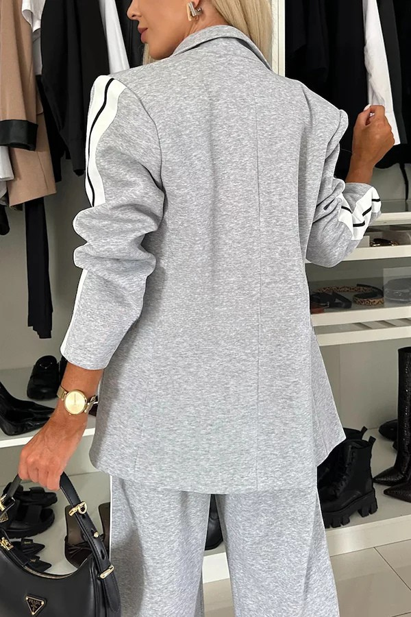 Gewagtes Set mit sportlichem Blazer und weiten Hosen mit Taschen